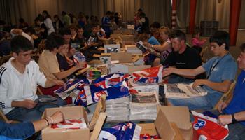Los voluntarios durante la preparación de las bolsas de la edición de la QH 2011